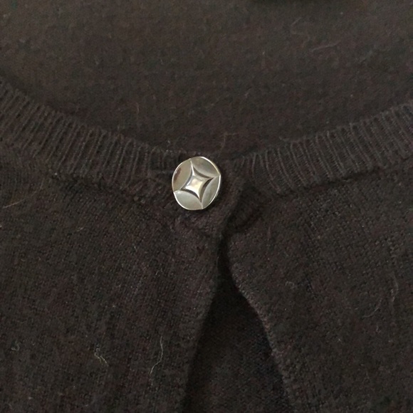 One button shrug - Picture 3 of 3